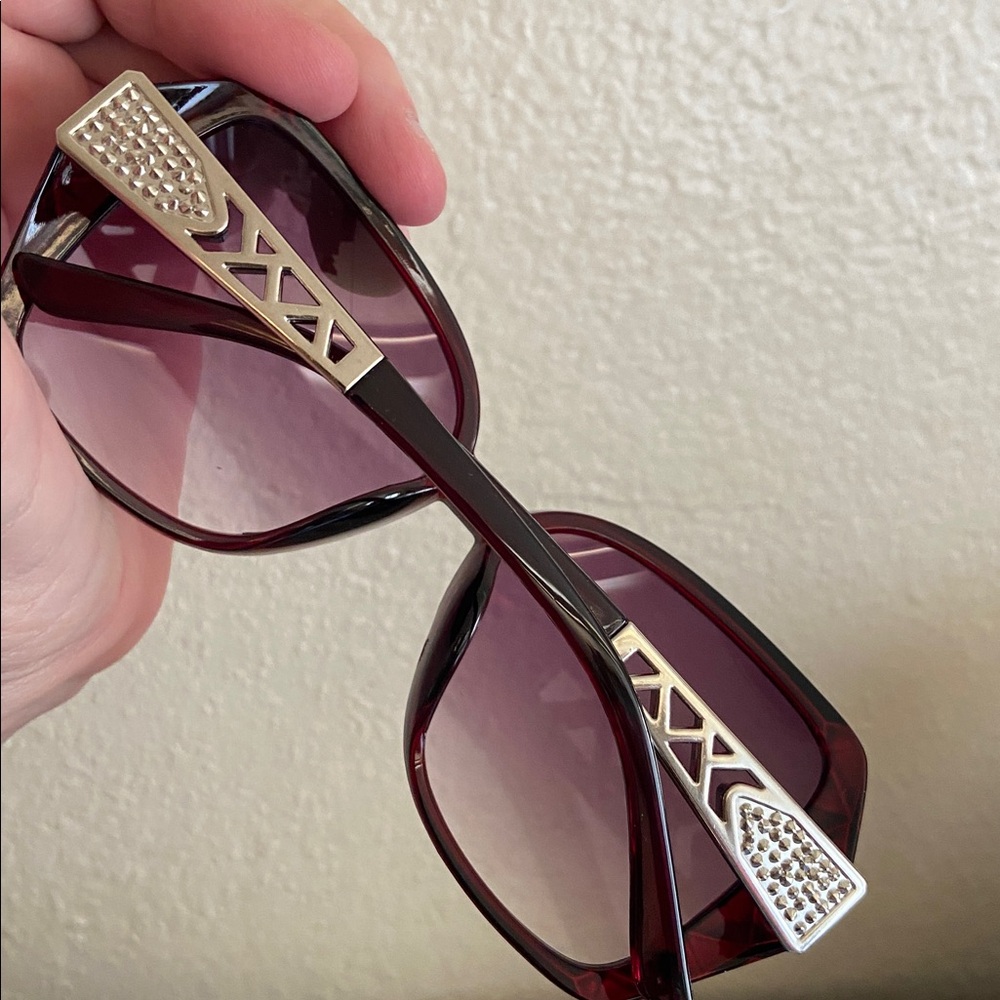 5/$10❤️❤️❤️NEW Purple & Silver Sunglasses - Picture 3 of 3